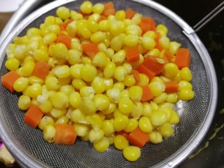 冬日里的小甜蜜✿火龙果沙拉,煮到玉米粒恢复成饱满状。胡萝卜微熟，(胡萝卜煮一下，颜色会好看)。用漏勺捞出后清水冲一下。然后控干水分，备用。