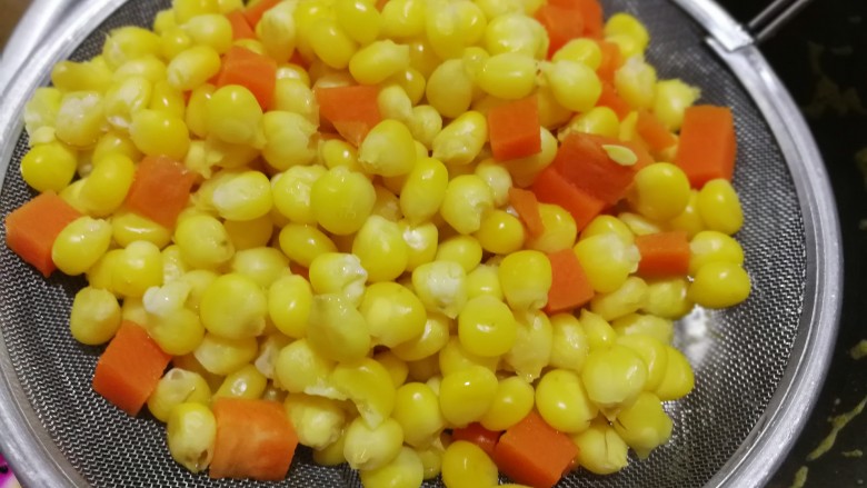 冬日里的小甜蜜✿火龙果沙拉,煮到玉米粒恢复成饱满状。胡萝卜微熟，(胡萝卜煮一下，颜色会好看)。用漏勺捞出后清水冲一下。然后控干水分，备用。
