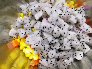 冬日里的小甜蜜✿火龙果沙拉,将切好的火龙果块,胡萝卜,玉米粒放入小盆儿里。