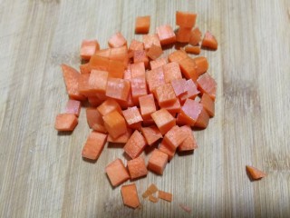 冬日里的小甜蜜✿火龙果沙拉,首先将胡萝卜切成小方块。