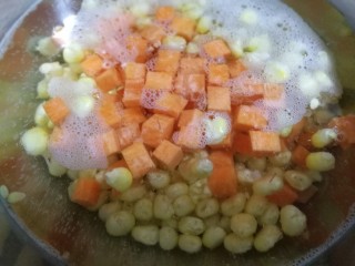 冬日里的小甜蜜✿火龙果沙拉,然后将切好的胡萝卜和玉米粒一起放在电磁炉上煮一会。