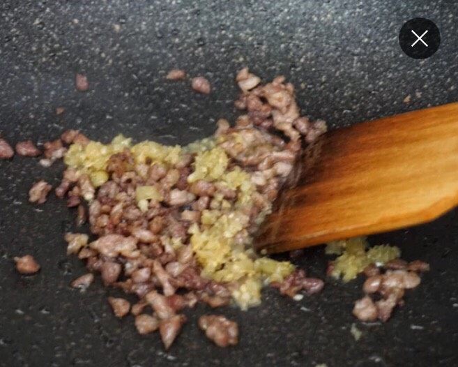 山椒肉粒炒饭,等肉丁煸到有点焦干的时候倒入山椒末一起炒。