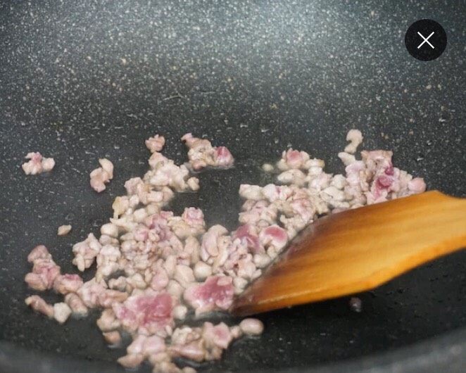 山椒肉粒炒饭,少许橄榄油入锅加热至六七成，倒入肉丁煸炒。