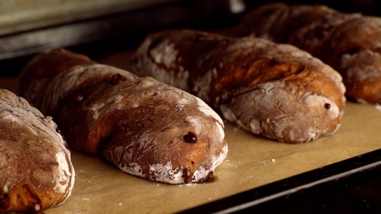 超人气无油巧克力手拌面包,烤箱预热至220℃，将发酵好的面包放在烤盘中，烘焙25分钟即可