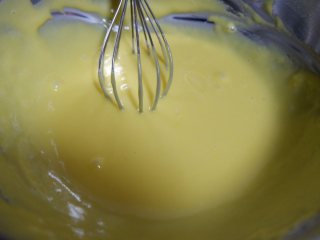 抹茶蜜豆蛋糕卷,搅拌好的蛋黄与晾至室温的抹茶液混合拌匀。