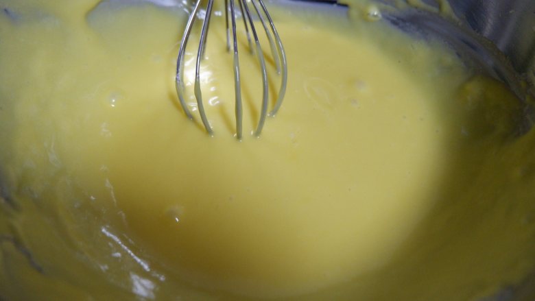 抹茶蜜豆蛋糕卷,搅拌好的蛋黄与晾至室温的抹茶液混合拌匀。