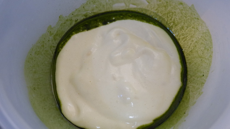 抹茶蜜豆蛋糕卷,先取三分之一蛋白加入抹茶蛋黄中中，搅拌至完全融合
