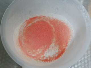 草莓椰蓉奶酪麻薯,将糯米粉，玉米淀粉，草莓粉混合过筛，加入砂糖搅拌均匀