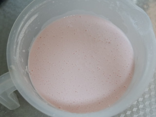 草莓椰蓉奶酪麻薯,倒入牛奶搅拌至无颗粒，勤快的可以把液体过筛一遍