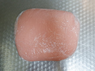 草莓椰蓉奶酪麻薯,用保鲜膜包起来室温或者冰箱冷藏放凉。