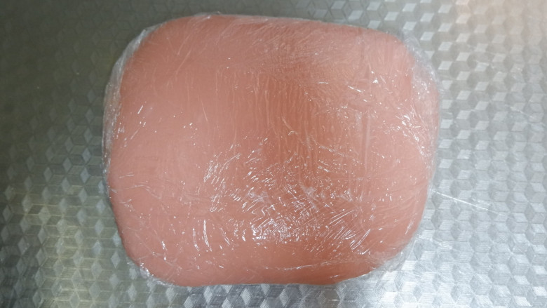 草莓椰蓉奶酪麻薯,用保鲜膜包起来室温或者冰箱冷藏放凉。