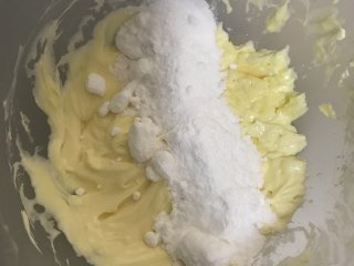 草莓椰蓉奶酪麻薯,奶油奶酪室温软化（或者微波炉结冻档1分钟），加入糖粉和奶粉用手动打蛋器打至顺滑