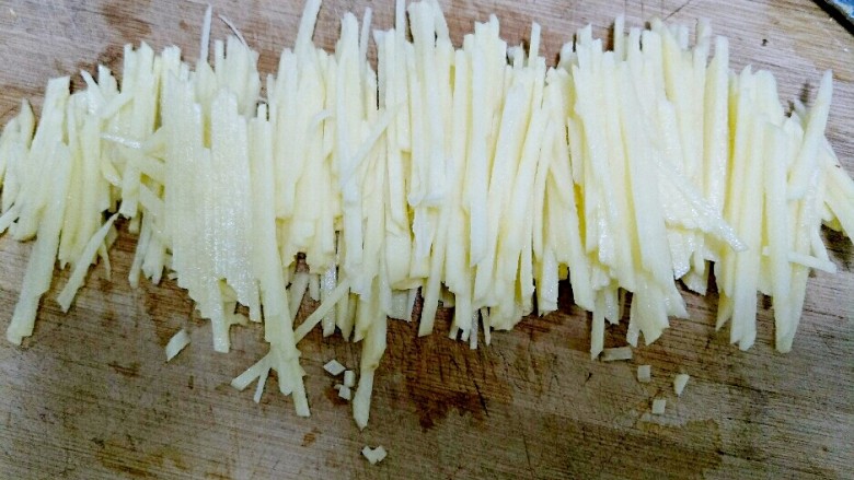 家常土豆丝,然后切成细丝。