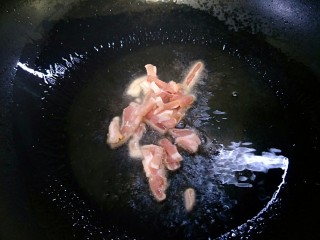 家常土豆丝,锅里放油加入肉丝。