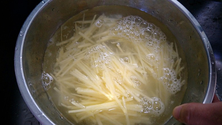 家常土豆丝,土豆丝放入清水中。