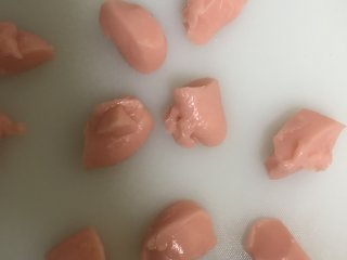 草莓椰蓉奶酪麻薯,分成30g每个的小面团，我用剪刀剪得