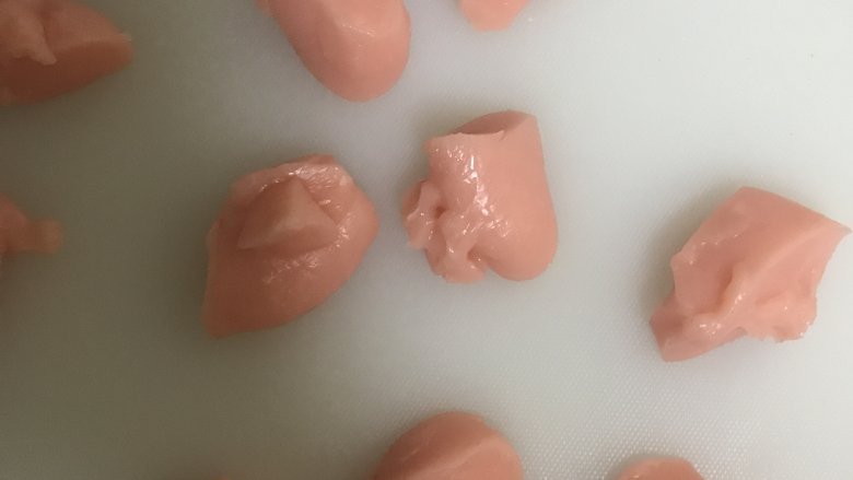 草莓椰蓉奶酪麻薯,分成30g每个的小面团，我用剪刀剪得