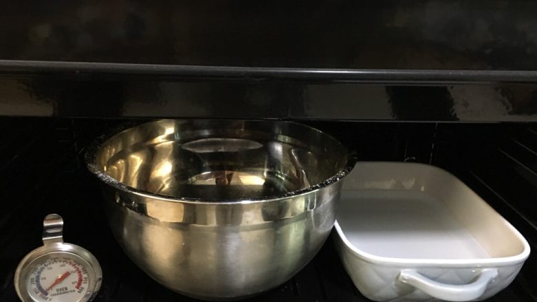 草莓坚果麻薯软欧 | 新鲜草莓汁制作STRABERRYBREAD,冬天可以把烤箱预热到30度左右
并在里面放入一盆热水帮助发酵
给面团制造一个温暖的环境嘻嘻