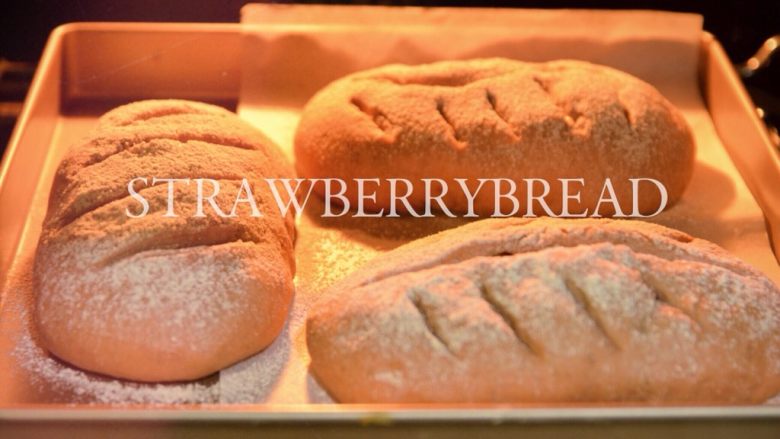 草莓坚果麻薯软欧 | 新鲜草莓汁制作STRABERRYBREAD,烤箱预热180度，大概20-25分钟
视每个人烤箱而定，
有面包香味的时候多观察
