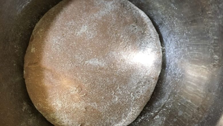 草莓坚果麻薯软欧 | 新鲜草莓汁制作STRABERRYBREAD,在发酵盆里放入一点干面粉
开始第一次发酵。