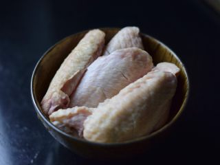 鸡翅炒年糕,鸡翅洗净沥干，每一面划两三刀。