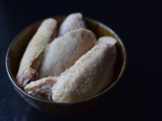 鸡翅炒年糕,加盐和白胡椒粉，拌匀，放冰箱一小时。