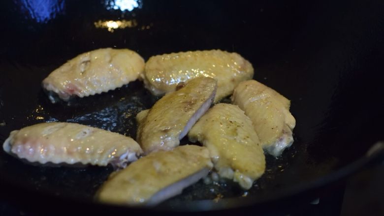 鸡翅炒年糕,一面煎金黄，翻面再煎。每面一两分钟。