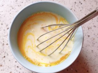 葡萄干蛋挞,搅拌好的牛奶、淡奶油一起倒入蛋黄液中继续搅拌均匀