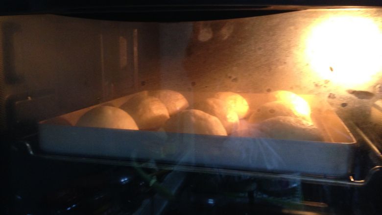 豆沙玉米早餐包,
入烤箱，选择发酵功能。发酵30分钟至1.5倍大（底部放入一碗热水）