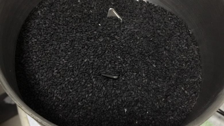 黑芝麻流沙包,将炒熟的黑芝麻放到料理机机打成粉
