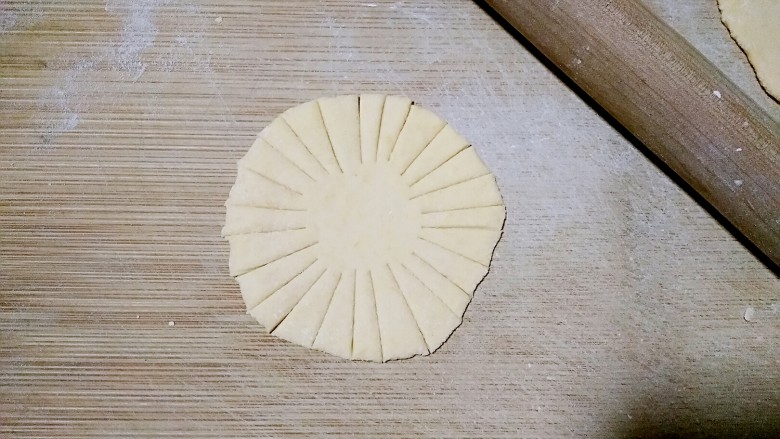 向日葵馒头,将南瓜剂子压扁擀成饺子皮大小的圆饼，薄厚保持均匀一致，大概3-4mm。