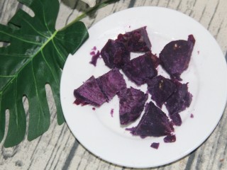 紫薯牛奶饮,把蒸熟的紫薯切成小块