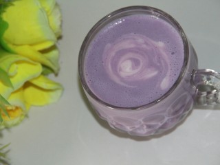 紫薯牛奶饮,倒在杯子最上层，装饰一下