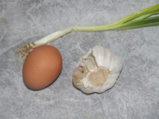 荷包蛋挂面,然后准备葱蒜和鸡蛋