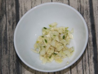 黄瓜拌花生米,蒜切碎