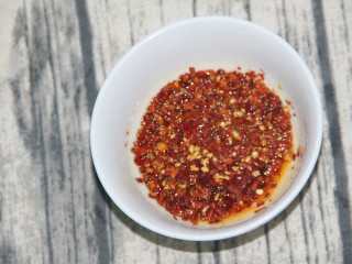 黄瓜拌花生米,炸玩花生米的油，趁热倒入到辣椒面里，就炸成了辣椒油