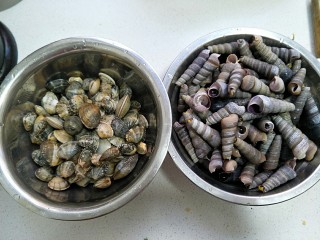 麻辣海鲜大杂烩,把花甲和钉螺用清水洗净。