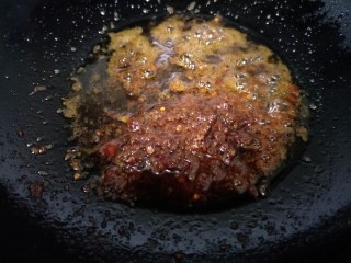 麻辣海鲜大杂烩,锅里加油放花椒爆香后捞出，放入郫县豆瓣酱小火炒出红油。