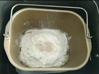 毛毛虫面包,再放入高粉，酵母要放在最上面，避免与糖和盐接触