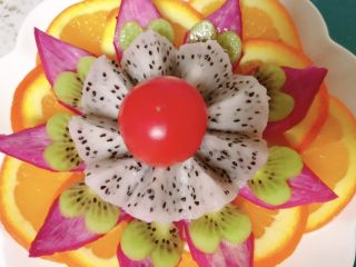 创意水果拼盘,千禧洗干净放在红龙果的中心