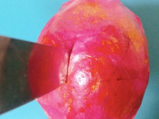创意水果拼盘,用水果刀在两条平行线中间斜着切，刀要插进去至火龙果的中心