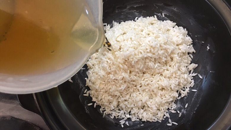 腊肠砂锅煲仔饭,放入泡好的米，倒入泡发干香菇的水