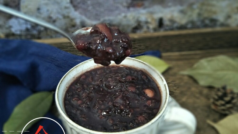 血糯米红豆红枣莲子粥,喏，一碗甜甜的。暖暖的补血粥就好了。