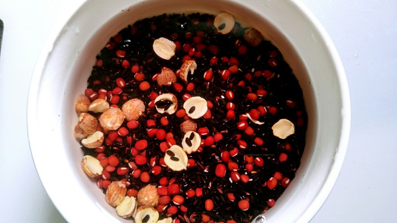 血糯米红豆红枣莲子粥,把豆子糯米都洗干净。放水里泡着，泡得越久，越容易煮熟开花，