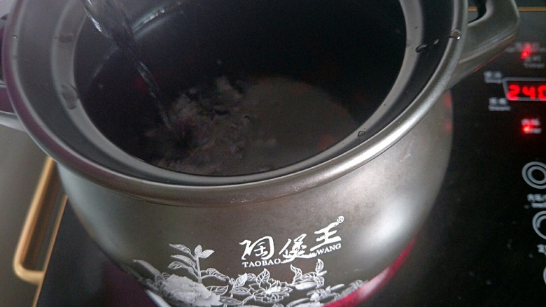 血糯米红豆红枣莲子粥,把材料都放砂锅里。加水，