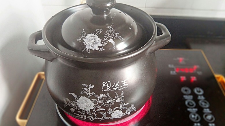 血糯米红豆红枣莲子粥,盖上锅盖。煮个两个钟头。记得要记得有时候打开锅盖搅拌搅拌！