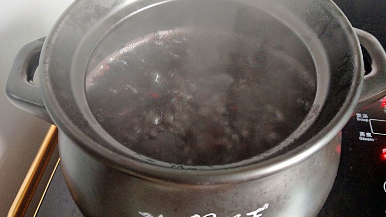 血糯米红豆红枣莲子粥,滚了开了差不多可以吃了。