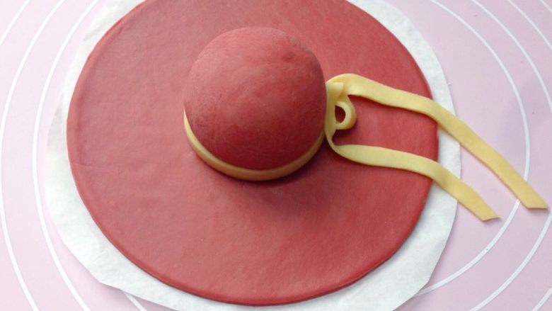 大红帽,如图：把黄色长条围在红色圆球上做帽子的飘带。