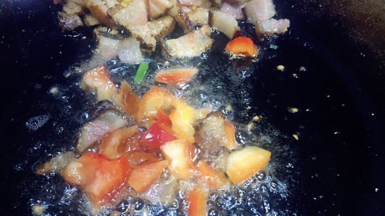 #老油条的青春#回锅油条炒腊肉,把腊肉推在锅的一遍，放入甜椒