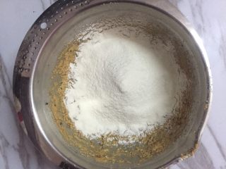 枣泥磅蛋糕,筛入低粉、泡打粉。